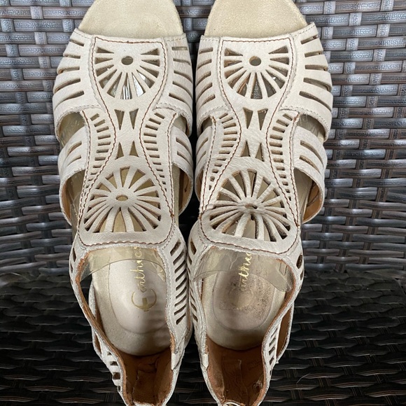 Suede Wedges by Earthics. Size 8.5 - Picture 7 of 8